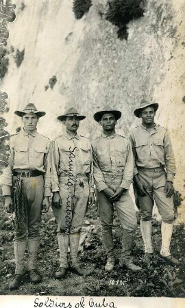 Havanna (?), Kuba. Vier Soldaten in Uniform posieren vor der Kamera