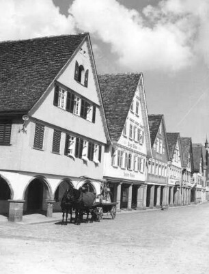 Freudenstadt, Marktplatz. Wohnhäuser mit Laubengängen. Straßenansicht mit Pferdefuhrwerk