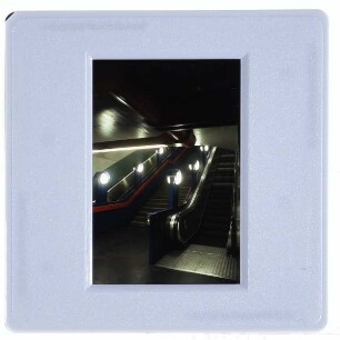 Berlin, U-Bahnhof Schloßstraße : Innenansicht Bahnsteig Rolltreppe