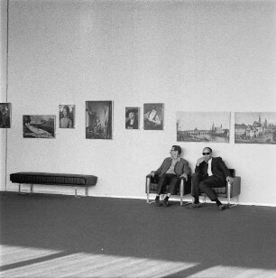 Verlag der Kunst, Ausstellung Kulturpalast : Dresden. Besucher während der Ausstellung des Verlages VEB Verlag der Kunst im Dresdner Kulturpalast (möglicherweise zum 20. Jahrestages des Verlages 1972)
