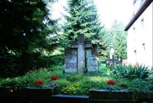 alte Grabstellen auf dem Friedhof