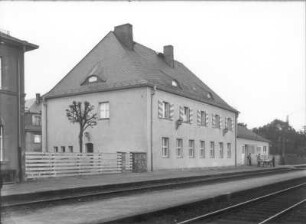 Postamt der Deutschen Reichspost : Serie "Chemnitz. Post". Postamt der Deutschen Reichspost (wohl um 1935) am Bahnhof. Postbeamte mit Transportwagen an den Gleisen