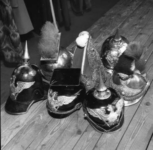 Kostümwerkstätten. Verschiedene Helme (zum Teil mit Reichsadler), welche für Theateraufführungen genutzt werden