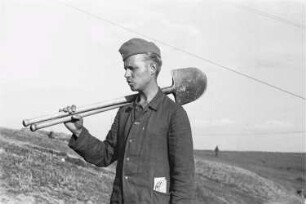 Zweiter Weltkrieg. Frontbilder. Sowjetunion. Franz Grasser mit einem Spaten