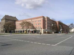 Eisenhüttenstadt, Alte Ladenstraße, Am Bauernmarkt, Beeskower Straße, Bergstraße, Brunnenring, Clara-Zetkin-Ring, Diehloer Straße, Eichendorffstraße, Erich-Weinert-Allee, Friedrich-Engels-Straße, Fritz-Heckert-Straße, Heinrich-Heine-Allee, Karl-Liebknecht-Straße, Karl-Marx-Straße, Lindenallee, Maxim-Gorki-Straße, Pawlowallee, Platz des Gedenkens, Puschkinstraße, Poststraße, Rosa-Luxemburg-Straße, Saarlouiser Straße, Straße der Republik, Zentraler Platz