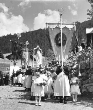 Kärnten, St. Lorenzen im Lesachtal, Fronleichnams-Prozession in der schönen Volkstracht