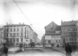 Blick vom Joliot-Curie-Platz in obere Große Steinstraße. Linke Bildseite - Platz vor Grünanlagen. Rechte Bildseite - Platz vor Hauptpost