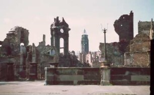 Dresden-Altstadt. Blick von der Brühlschen Terrasse über die Ruine der Frauenkirche zum Rathausturm