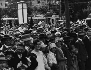 Szene aus dem Dokumentarfilm "Festzug der Dresdner Feuerwehr" anläßlich der Ausstellung "Der Rote Hahn": Zuschauer
