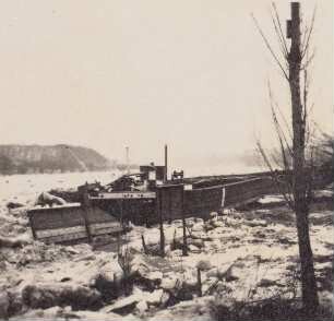 Meißen, eingefrorener Schleppkahn