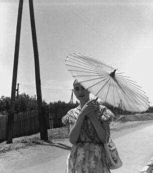 Junge Frau mit Sonnenschirm