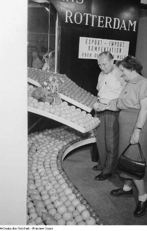 Personen vor ausgestelltem Obst auf der Leipziger Herbstmesse 1954