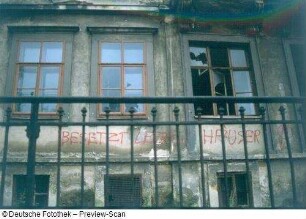 Dresden-Neustadt, Dr.-Friedrich-Wolf-Straße 6. Ruinöses Wohnhaus mit der Parole "BESETZT LEERE HÄUSER". Straßenfront