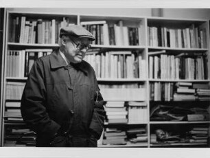 Dr. Erhard Frommhold, Cheflektor des Verlags der Kunst, in seinem Arbeitszimmer