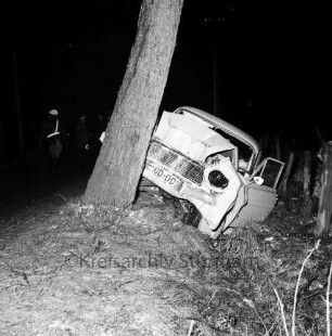 Verkehrsunfall: Sülfelder Straße: verunglückter Pkw mit Vorderfront an Baum: links Polizist: Nacht