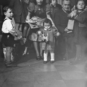 Kleines Mädchen mit ihrem Weihnachtsgeschenk, Kinderfest zur Weihnachtszeit
