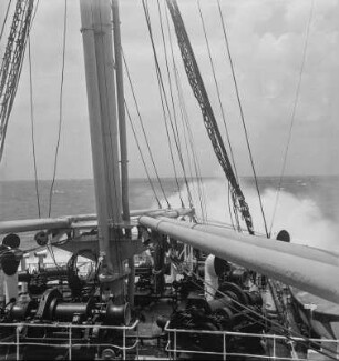 Wellengang : Wellen brechen sich am Bug eines Schiffes
