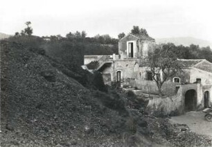 Sizilien. Durch Lavastrom des Ätna teilzerstörtes Anwesen bei Taormina