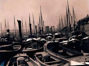 Hamburg: Hafen, gedrängte Motorboote und Kähne