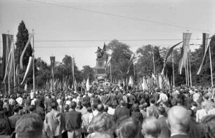 Dresden-Neustadt, Platz der Einheit (Albertplatz). Kranzniederlegung zum Jahrestag der Befreiung vom Hitlerfaschismus am Denkmal der Roten Armee (1945; Otto Rost)