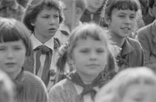 Mädchen und Jungen, Mitglieder der Jungen Pioniere während einer Veranstaltung (Bunter Nachmittag)