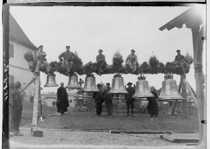 Glockenweihe in Bingen; Auf dem Friedhof, sechs Glocken an Holzgestell aufgehängt