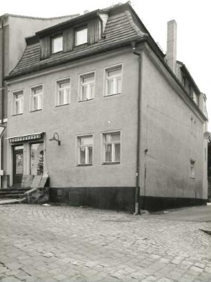 Radeberg, Am Markt 6. Wohnhaus mit Laden (ab 1741). Eckansicht mit Fassade Schlossstraße