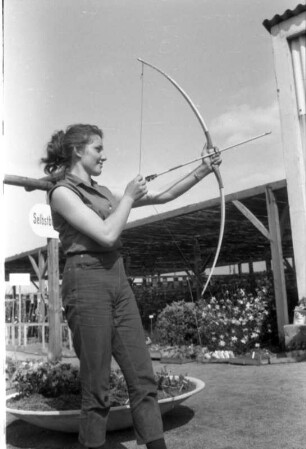 Frankfurt (Main). Garten-Center. Außenanlage. Frau beim Bogenschießen