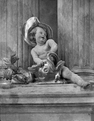 Skulpturale Ausstattung rechts — Putto mit Fisch