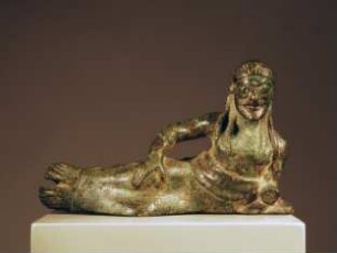 Statuette eines gelagerten bärtigen Mannes (Symposiast); Randschmuck eines Kessels