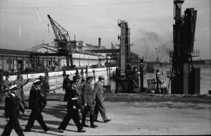 Braila: Gruppe am Kai, Hintergrund Ladevorrichtung