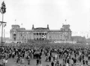 Kundgebung zum 1.Mai 1964 auf dem Platz der Republik vor dem Berliner Reichstag