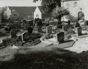 Kobershain. Friedhof, Grabanlagen gegen Südseite der Dorfkirche mit Portal