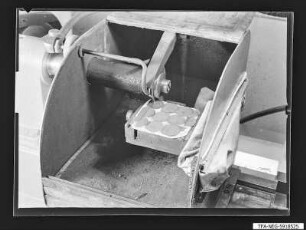 Diodenherstellung - Schneiden des Germanium Einkristall Plättchen, Foto 1959