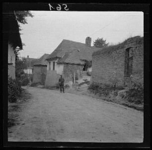 [Mesnil-en-Arrouaise (?) (Dep. Somme, Frankreich)]: Ortsstraße mit Häusern