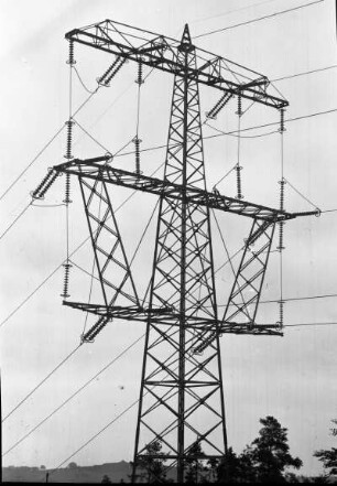 Deutschland. Erste 220/380 kV-Freileitung der Firma Elektroarmaturenwerk JWH Radebeul. 220-kV-Verdrillungsmast