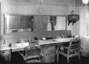 Roßwein. Wohnhaus mit Laden (Friseur-Salon Wüstling), Kreuzplatz 6. Innenansicht des Friseursalons (Herrenbereich)