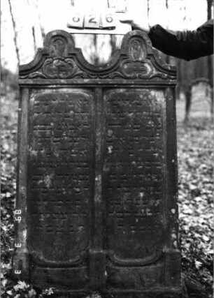 Grabstein 826 (Index: 99751466) Material: Sandstein Zustand: verwittert Maße HxBxT: 142x80x12 cm Beschreibung: Doppelstele, zwei rechteckige Schriftfelder eingetieft Symbolik: Ranken: Grabstein 826
