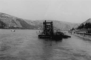 Minen beschädigen schwimmende Fahrzeuge im 2. Weltkrieg am Rhein