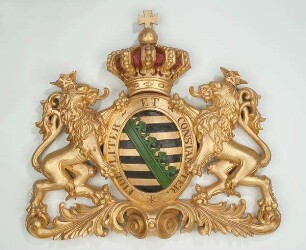 Wappen der Wettiner mit dem sächsischen Rautenkranz unter Herzogskrone, gehalten von zwei Löwen mit Devise "FIDELITER ET CONSTANTER"