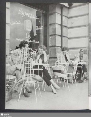Beim Espresso