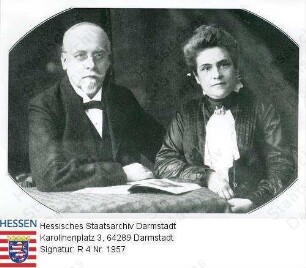 Römheld, Friedrich (1855-1925) / Porträt mit Ehefrau Mathilde geb. Göring (1864-1925), an Tisch sitzend, Halbfiguren