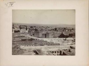 Kayseri von Südwesten : Blick aus südwestlicher Richtung auf die Stadt Kayseri und das Kastell. Im Vordergrund Basarhallen, links im Hintergrund Regierungsgebäude.