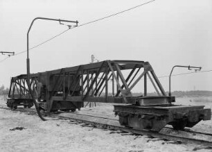 Braunkohletagebau : Schipkau. Tagebau "Frohe Zukunft". Brücken-Gleisrückmaschine (900 mm Spur). Am Gleis: Anschnallmast für Stromzuleitung