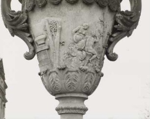Dresden-Altstadt. Nordwestliche Vase (um 1750) an der Hauptallee im Großen Garten, Nähe Palaisteich