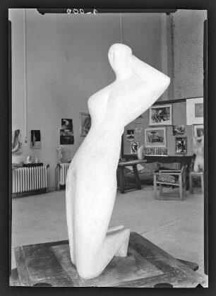 Atelieraufnahme mit Skulptur - Prof. Bernhard Heiliger, Atelier (1915-1995) (2)