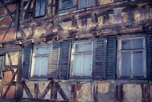 Schulzenhaus, eine Traufseite mit drei Fenstern