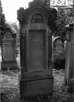 Grabstein 202 (Index: 100095906) Maße HxBxT: 162x62x19 cm Symbolik: Rosenzweig: Grabstein 202