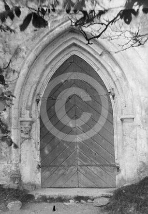 Portal der Kirche Peude