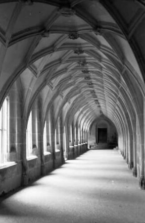 Tübingen-Bebenhausen: Blick in das Innere des Kreuzganges der Kirche